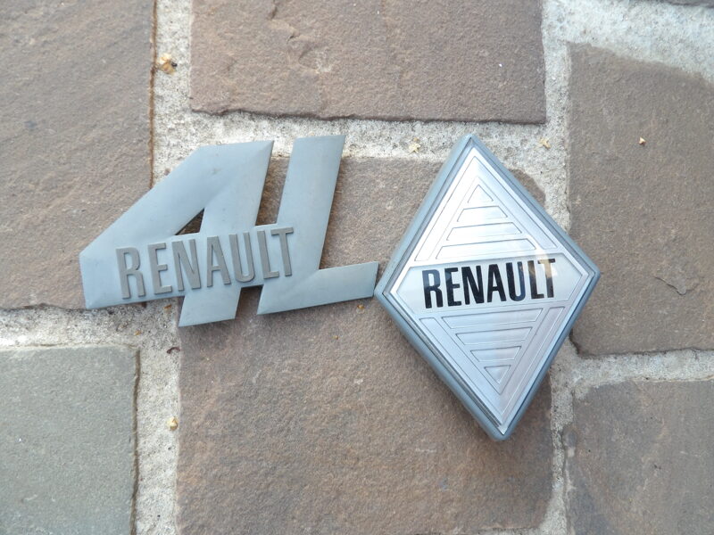 Renault R4 écusson de coffre et calandre 
